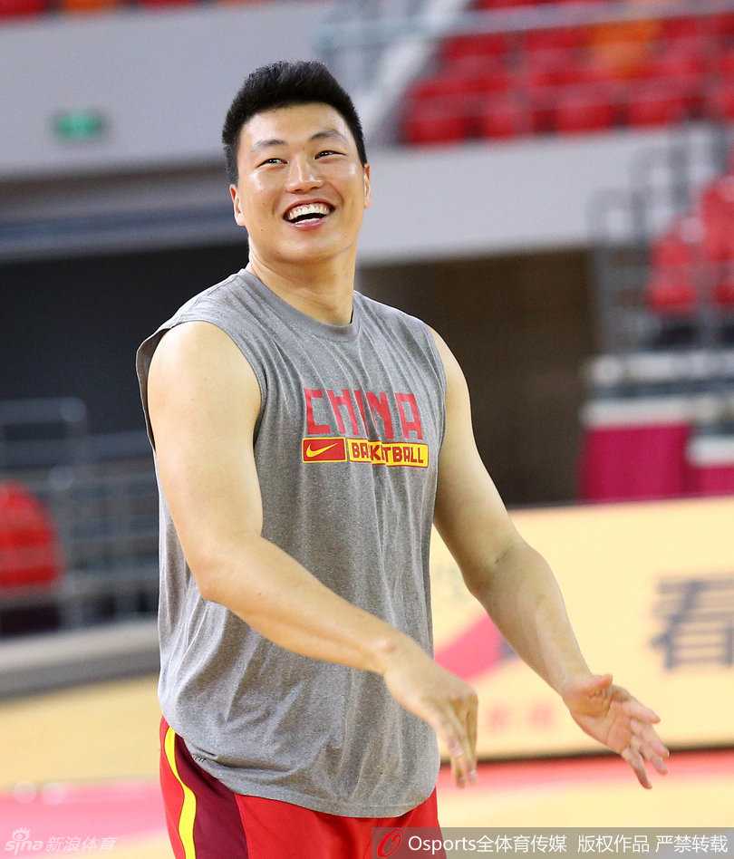 训练场上，宫鲁鸣指导亲自披挂上阵，他弯着腰张开双臂，像一堵移动的墙一样堵在李根身前。李根运球试图突破，嘴角却忍不住上扬，仿佛在说“指导，您这可是认真的？”这一幕逗乐了旁边的队友，也让枯燥的对抗训练充满了欢声笑语。