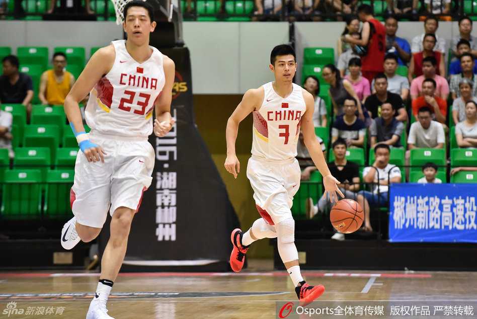 崔晋铭持球如利刃般撕开防线，他眼神坚定，加速突破，在防守球员缝隙间寻找上篮良机。