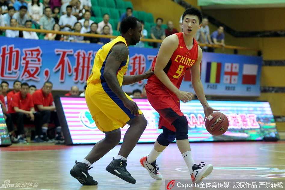 胡金秋在内线卡位要球，他肌肉紧绷蓄势待发，准备上演一次势在必得的强力进攻，篮下的对抗一触即发。