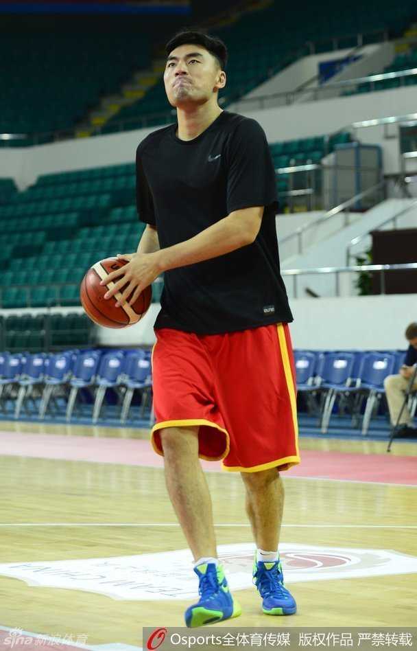 内线猛将常林在训练中一丝不苟，他用力拍打着手中的篮球，仿佛在积蓄着身体内的全部能量，准备下一次势大力沉的暴扣。