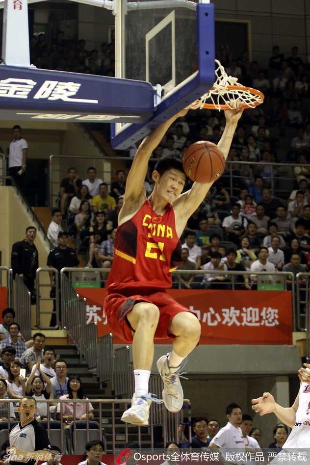 方硕眼神坚毅如铁，面对防守球员的贴身紧逼，他骤然加速带球突破，像一把尖刀直插对手腹地。