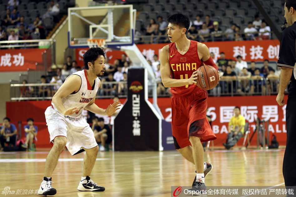 常林在篮下如同坦克般碾过防守，即使面对肌肉丛林的围堵，依然强行起跳将球放入篮筐，肌肉碰撞的声音仿佛穿透画面。