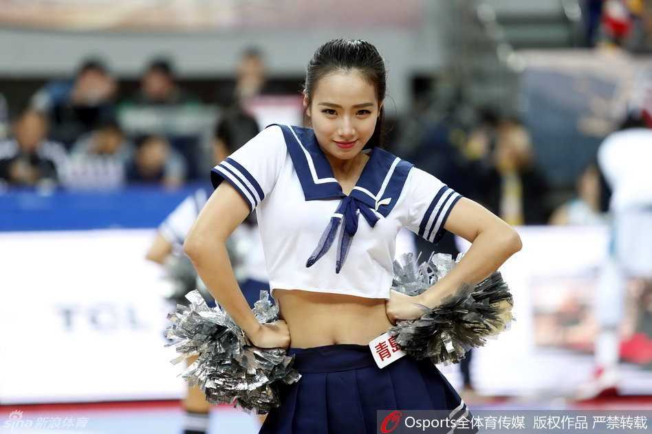 伴随着动感节奏，篮球宝贝们高高跃起，用充满活力的舞姿瞬间点燃了整个球馆的热情