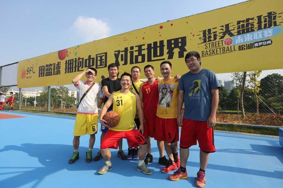 “东莞球王”张冠豪在严密防守下强行突破，他目光如炬，矫健的身姿在空中划过一道弧线，展现出绝对核心的统治力