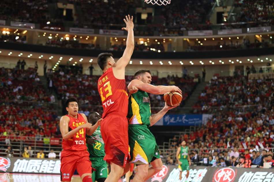 李根在三分线外持球，利用强壮的身体观察防守局势，内线的李慕豪高高举起手臂示意要球，两人试图通过内外传导撕开对手防线。