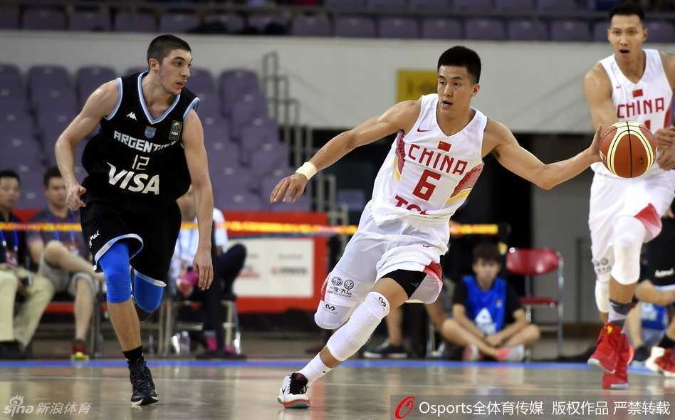 宫鲁鸣指导在场边拉着李根面授机宜，神情严肃，李根专注聆听，随时准备领命上场杀敌。