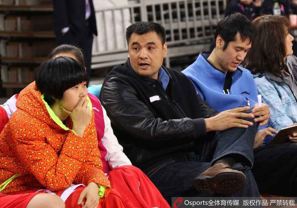 场边一角，隋菲菲与纪敏尚神情专注地交流着，两大篮坛名宿的同框，仿佛在为中国女篮的未来描绘蓝图。