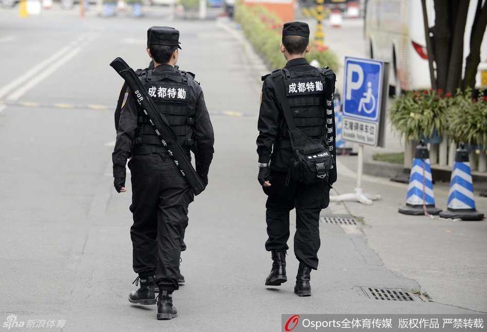 四川男篮全体队员集结完毕，全副武装走出酒店，准备登上大巴。队伍表情严肃而专注，展现出迎难而上的团队决心。