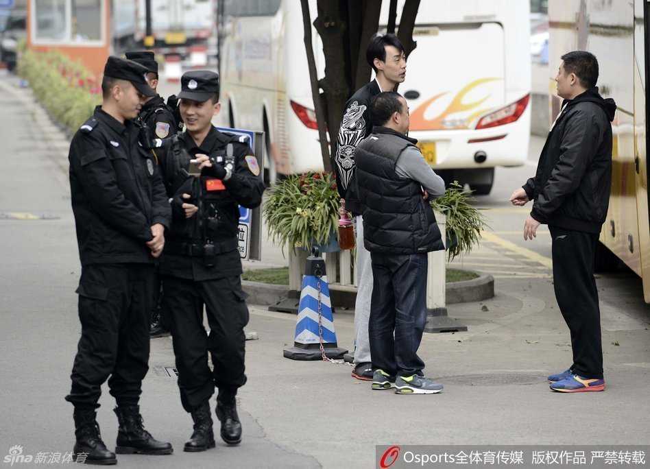 四川男篮主帅杨学增在特警注视下准备登上训练大巴，他步伐稳健，神态自若，胸有成竹地走向即将进行苦战的训练馆。