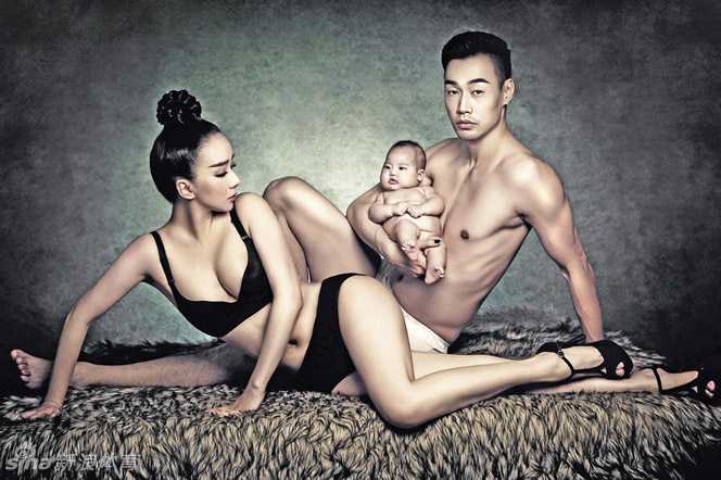 爸爸和女儿戴着墨镜摆出酷酷的姿势，脸上涂着彩色颜料，尽显摇滚范儿的亲子默契