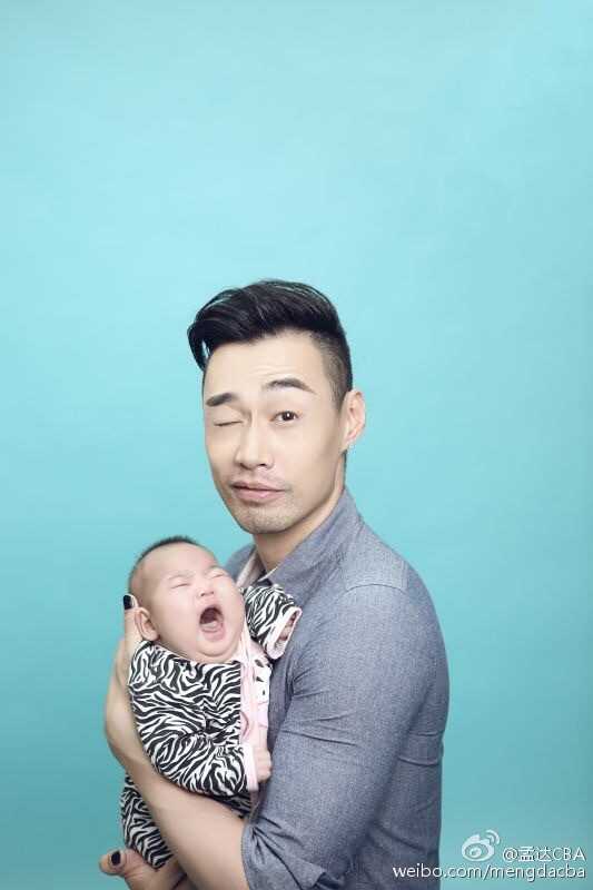 孩子骑在爸爸脖子上，一家人在镜头前开怀大笑，纯粹的快乐溢出屏幕