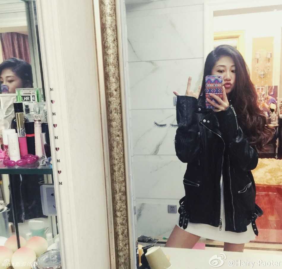 王仕鹏与爱妻李跑的幸福旅途:镜头下的长腿女神与温情漫画 在另一组照片中,李跑换上优雅的裙装,依靠在栏杆边,眼神温柔地望向远方,修长的身材比例完美展现,宛如一幅动人的油画。