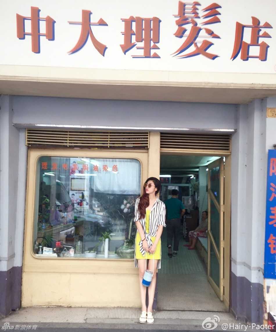 王仕鹏与爱妻李跑的幸福旅途:镜头下的长腿女神与温情漫画 旅途中,李跑坐在一处静谧的角落,身穿简约的服饰,眼神深邃,似乎在思考着旅途的意义,一双美腿随意摆放却依然抢眼,画面文艺气息十足。