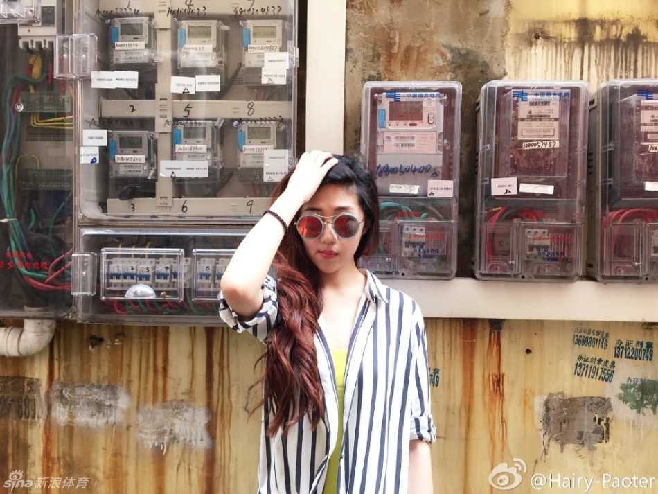 王仕鹏与爱妻李跑的幸福旅途:镜头下的长腿女神与温情漫画 李跑站在一片自然风光中,身姿挺拔,她轻轻侧身,一双美腿在光影交错中显得白皙动人,笑容里满是旅行的喜悦。