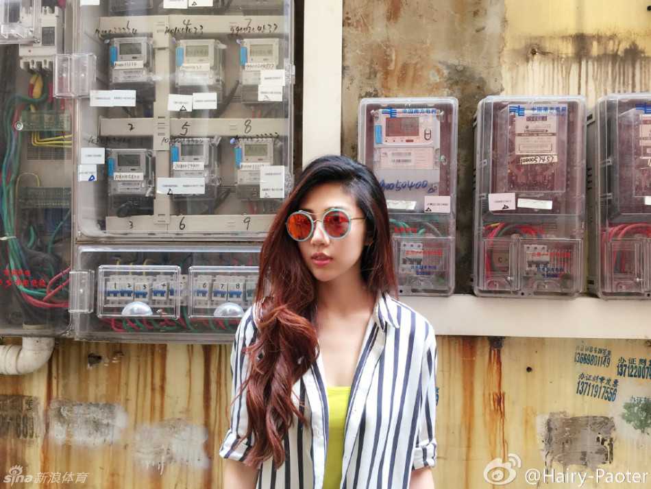 王仕鹏与爱妻李跑的幸福旅途:镜头下的长腿女神与温情漫画 这张照片中,李跑选择了一套凸显气质的穿搭,她悠闲地走在街道上,不经意的抓拍却捕捉到了她自信优雅的瞬间,美腿线条流畅,气场十足。