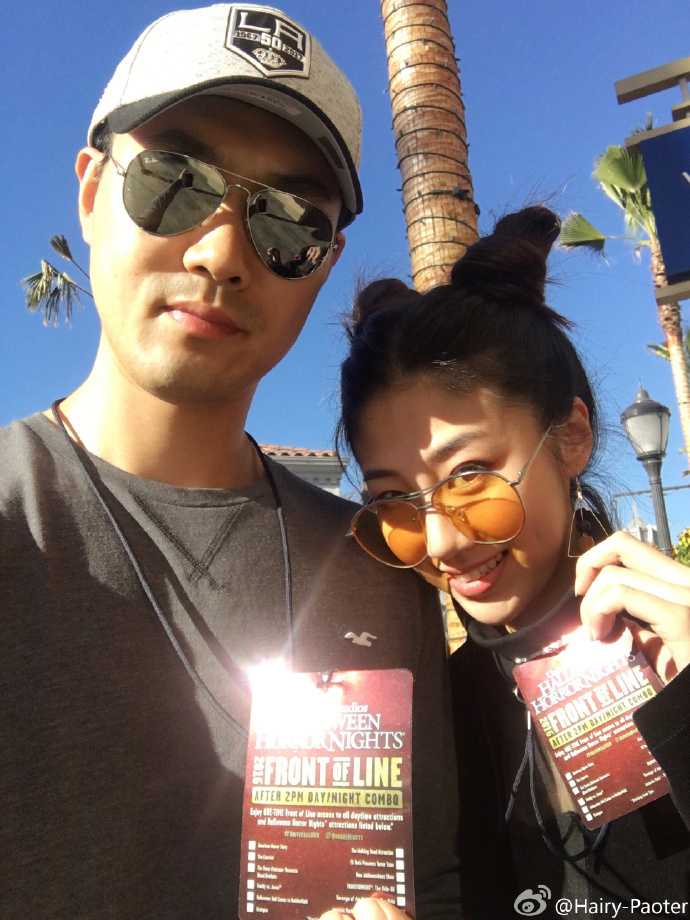 王仕鹏与爱妻李跑的甜蜜日常,神仙眷侣羡煞旁人 在这张照片中,李跑自信地秀出令人艳羡的大长腿,她身着时尚的短裤搭配简约上衣,随意地站在街角,却自带超模气场,纤细的身材比例堪称完美。