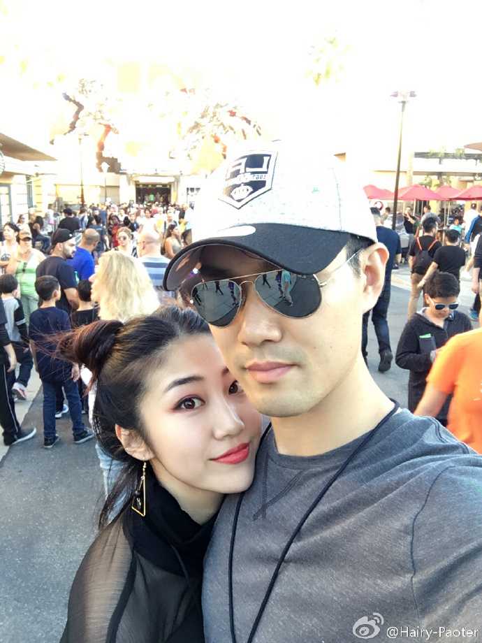 王仕鹏与爱妻李跑的甜蜜日常,神仙眷侣羡煞旁人 这组照片定格了王仕鹏与李跑的最美瞬间,两人穿着休闲情侣装,无论是相视而笑还是依偎在一起,举手投足间都流露出了老夫老妻般的默契与深情,不愧是中国篮坛的模范夫妻。