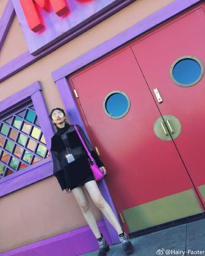 王仕鹏与爱妻李跑的甜蜜日常,神仙眷侣羡煞旁人 在出游的路上,李跑细心挑选了一处美景,举起手机准备自拍留念,她专注地看着屏幕调整角度,身后的风景虽美,但在爱人眼中,此刻认真自拍的她才是最美的风景。