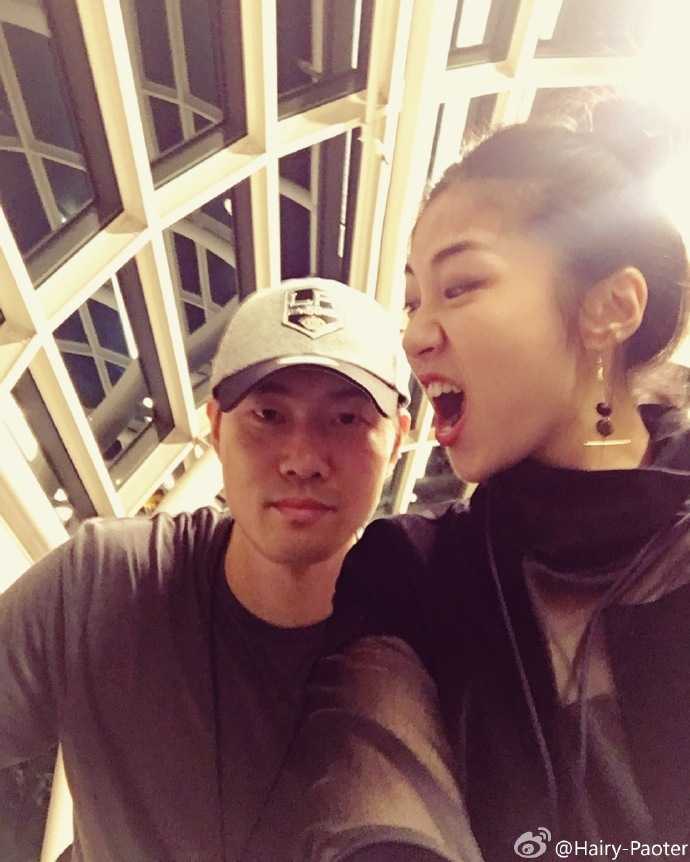 王仕鹏与爱妻李跑的甜蜜日常,神仙眷侣羡煞旁人 李跑在这张照片中巧妙地变换了搞怪表情,她俏皮地嘟起嘴巴,眼睛却笑得弯成了月牙,仿佛在对镜头说“快看我是不是很厉害”,展现了她在老公面前天真烂漫的一面。