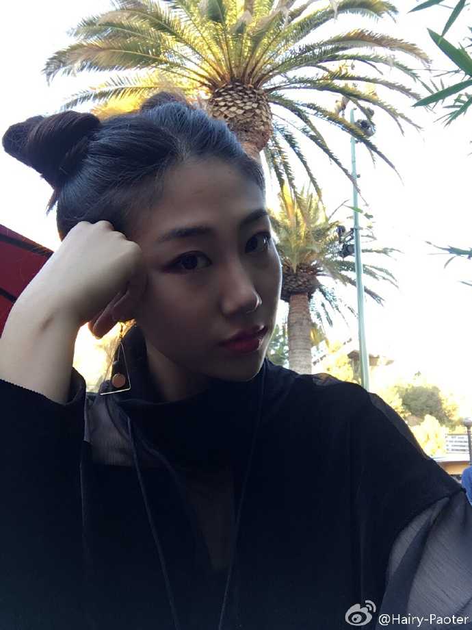 王仕鹏与爱妻李跑的甜蜜日常,神仙眷侣羡煞旁人 心情大好的李跑在镜头前做出一个开心的鬼脸,她微微侧身,用手轻轻托着下巴,眼神灵动,仿佛在对所有人说“今天阳光正好,心情也是满分”。