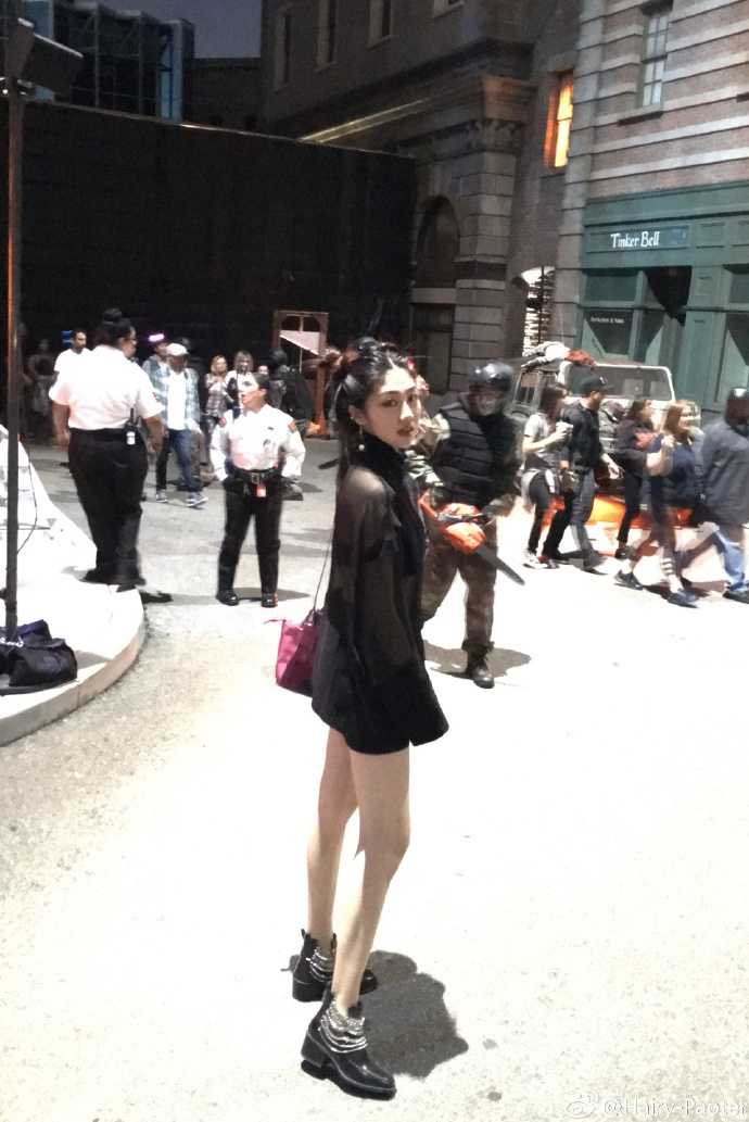 王仕鹏与爱妻李跑的甜蜜日常,神仙眷侣羡煞旁人 王仕鹏与爱妻李跑面对镜头露出灿烂笑容,王仕鹏一身休闲装扮显得十分随和,而身边的李跑则歪着头依偎在老公身边,眼神中满是爱意与崇拜,甜蜜指数爆表。