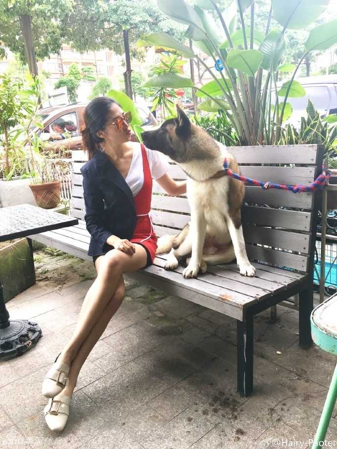 王仕鹏娇妻李跑近照曝光,与爱犬亲昵秀长腿,皮裤配骏马又美又飒 闲暇时光,李跑坐在户外休闲椅上对镜浅笑,黑色连衣裙衬托出她白皙的皮肤,整体造型简约大方又不失时尚感。