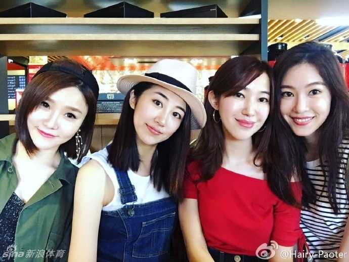 王仕鹏娇妻李跑近照曝光,与爱犬亲昵秀长腿,皮裤配骏马又美又飒 训练结束后,李跑牵着马匹在围栏边休息,一身利落的骑士装扮让她看起来既专业又时尚,与高大马匹的亲密合影充满治愈感。