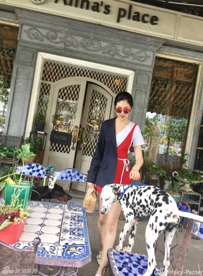 王仕鹏娇妻李跑近照曝光,与爱犬亲昵秀长腿,皮裤配骏马又美又飒 李跑身穿优雅的黑色无袖连衣裙出街,简约装扮难掩其出众气质,她单手插兜回眸一笑,一双修长美腿在街景中格外亮眼。