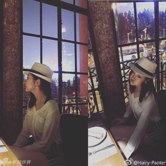 王仕鹏娇妻李跑近照曝光,与爱犬亲昵秀长腿,皮裤配骏马又美又飒 李跑与闺蜜开心合影,她扎着清爽丸子头对镜甜笑,两人并肩而立展现亲密无间的姐妹情深,画面温馨有爱。