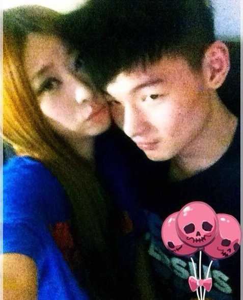 王哲林:从青涩少年到CBA万分先生的蜕变之路,感情生活亦成长 青涩岁月的留影,王哲林与友人面对镜头露出灿烂笑容,眼神中满是对未来的憧憬