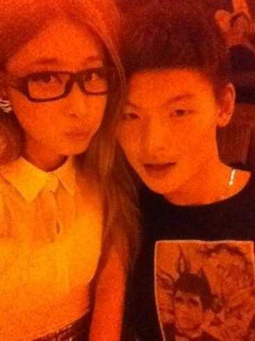 王哲林:从青涩少年到CBA万分先生的蜕变之路,感情生活亦成长 王哲林手持篮球眼神专注,即便在休闲场合也难掩对篮球的热爱,身体姿态仍保持着运动员的本能