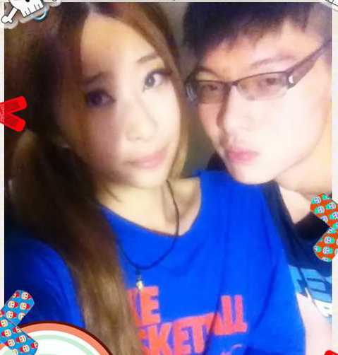 王哲林:从青涩少年到CBA万分先生的蜕变之路,感情生活亦成长 温暖阳光下,王哲林露出标志性的憨厚笑容,这张生活照捕捉到了他卸下战袍后的放松与自在