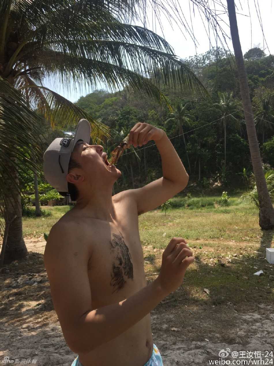 王汝恒携女友海边惬意度假 潜水烧烤秀霸气纹身 王汝恒与女友在沙滩亲密合影,身后是碧蓝大海和椰树,两人笑容灿烂甜蜜