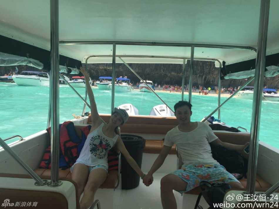 王汝恒携女友海边惬意度假 潜水烧烤秀霸气纹身 特写镜头下,一盘新鲜的生蚝和海胆摆放精致,挤上柠檬汁,透着海洋的鲜美气息