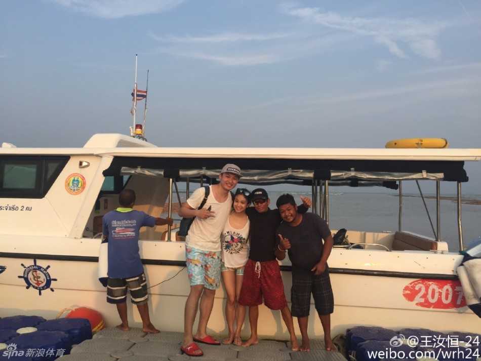 王汝恒携女友海边惬意度假 潜水烧烤秀霸气纹身 王汝恒赤裸上身展示胸前大片彩色纹身,纹身图案复杂霸气,彰显硬汉本色