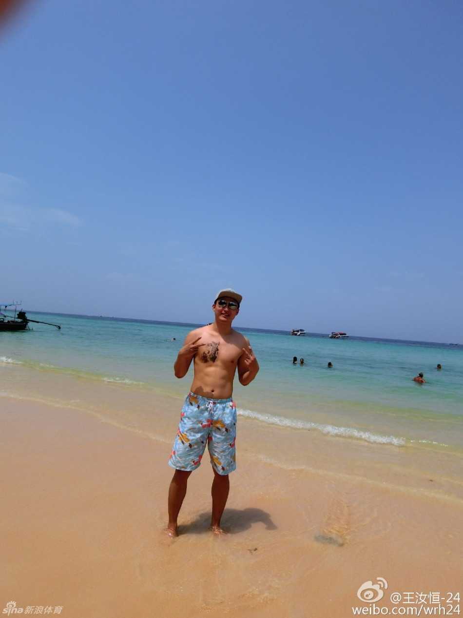 王汝恒携女友海边惬意度假 潜水烧烤秀霸气纹身 王汝恒坐在白色游艇上望向远方,海风轻拂,身后是波光粼粼的无垠海面