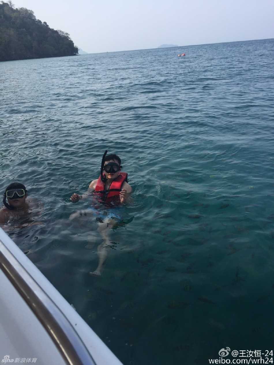 王汝恒携女友海边惬意度假 潜水烧烤秀霸气纹身 王汝恒身穿潜水服浮在海面,对着镜头比出胜利手势,蔚蓝海水映衬着他的好心情