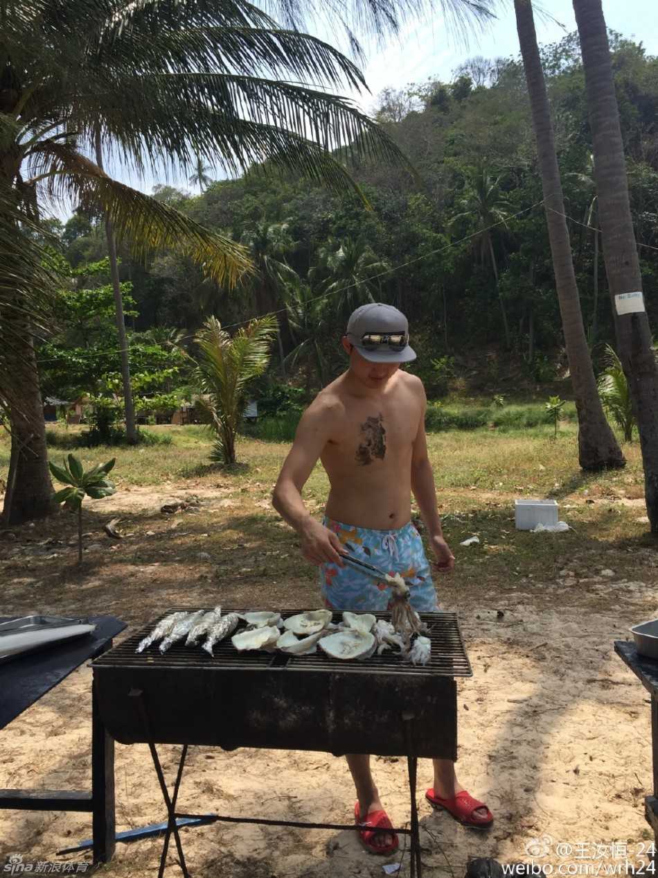 王汝恒携女友海边惬意度假 潜水烧烤秀霸气纹身 王汝恒专注地翻转着烤架上的大虾和扇贝,炭火升腾起烟雾,海鲜烧烤大餐正在进行