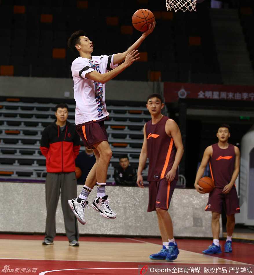 王治郅挂帅星锐赛,雏鹰展翅待翱翔 王治郅手把手指导胡金秋篮下技术,他用自己的身体挡住防守人,右手高高举起示意传球路线,胡金秋在身后认真模仿着每一个细节。