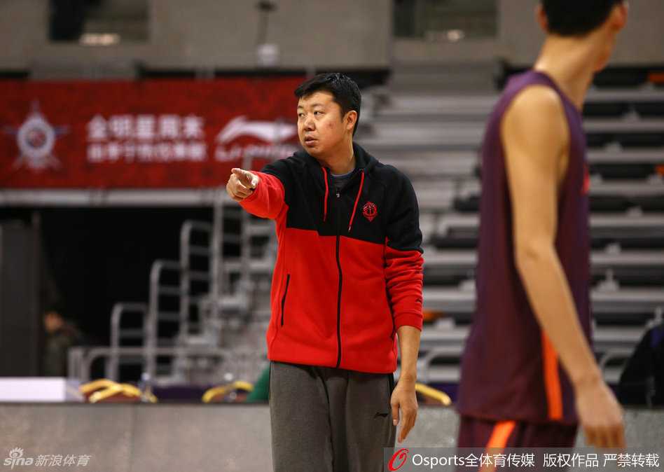 王治郅挂帅星锐赛,雏鹰展翅待翱翔 赵岩昊在快攻中轻盈跃起,右手托球稳稳地将球送入篮筐,整个动作一气呵成,眼神中透着少年老成的冷静与果敢。