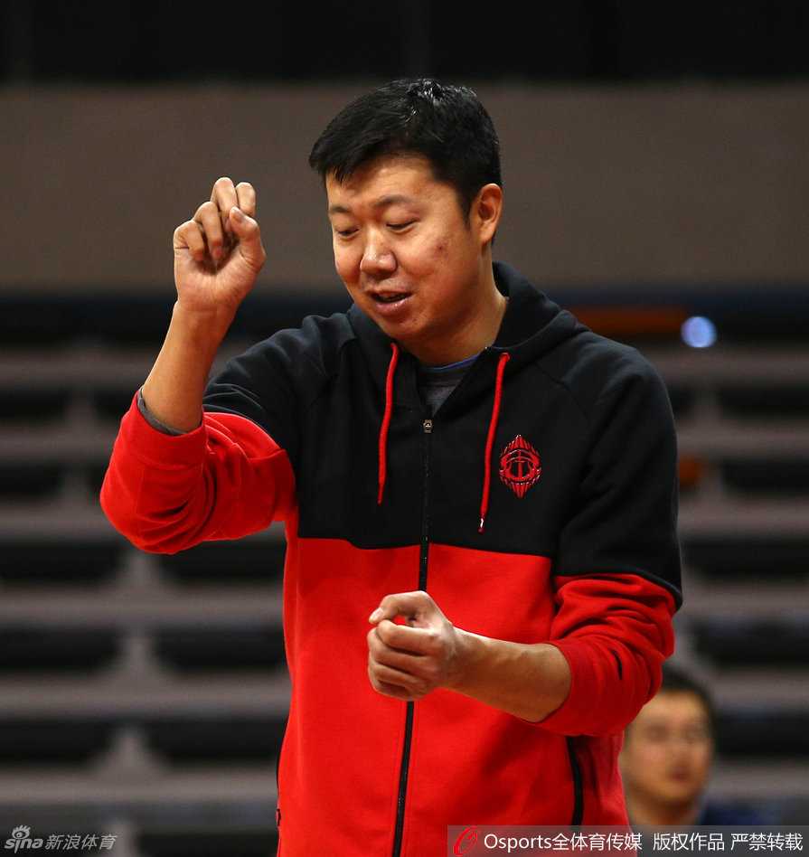 王治郅挂帅星锐赛,雏鹰展翅待翱翔 雷蒙和王增杰在场地边面对面进行着拉伸训练,两人表情轻松,身体的对抗却毫不松懈,青春的活力在汗水与笑声中尽情释放。