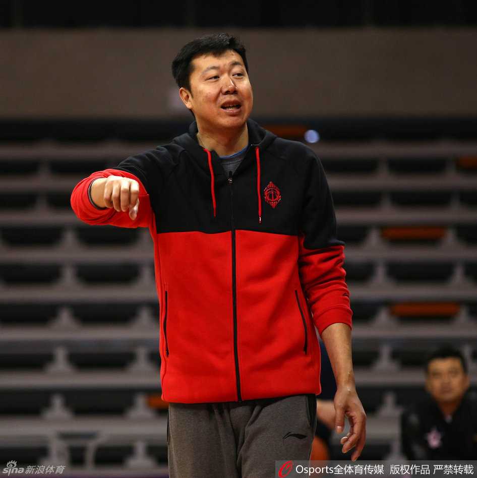 王治郅挂帅星锐赛,雏鹰展翅待翱翔 身着黑色训练服的王治郅双手抱胸,目光如炬地盯着场上球员的训练,嘴角挂着他标志性的微笑,仿佛在思考着如何将这些年轻人的天赋捏合成一个整体。