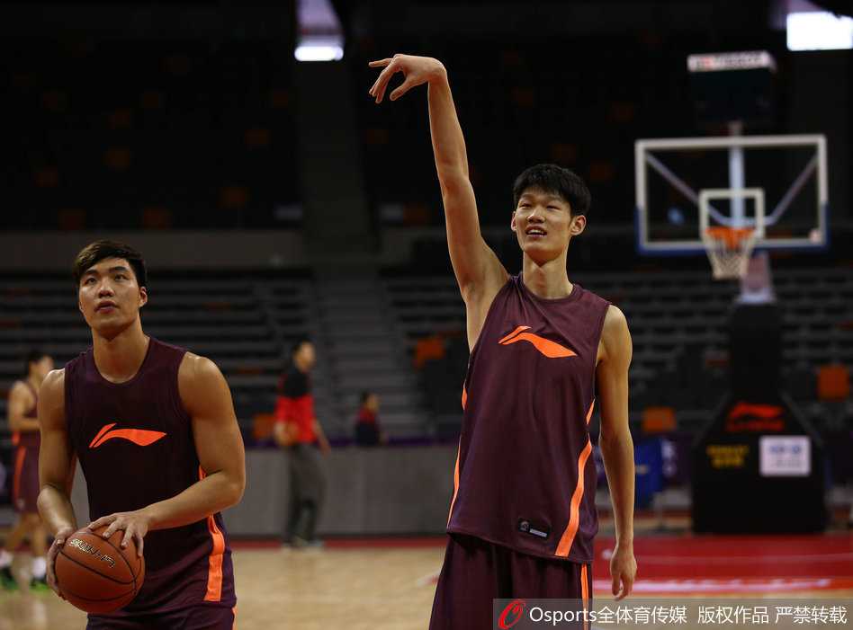 王治郅挂帅星锐赛,雏鹰展翅待翱翔 胡金秋在篮下连续起跳进行投篮练习,每一次出手后他都迅速调整步伐准备抢篮板,那股认真劲儿仿佛是在进行一场真正的比赛。