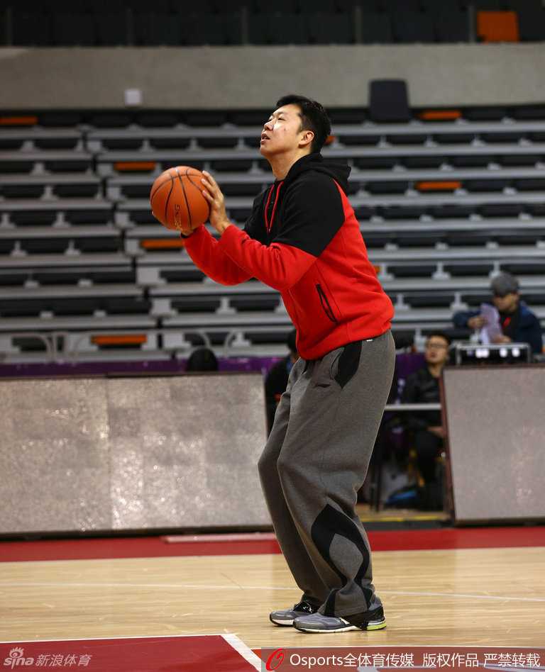 王治郅挂帅星锐赛,雏鹰展翅待翱翔 王治郅亲自上阵示范背身单打动作,他庞大的身躯却做出极其灵巧的转身,一旁的雷蒙和队友们看得目不转睛,生怕错过任何一个细节。