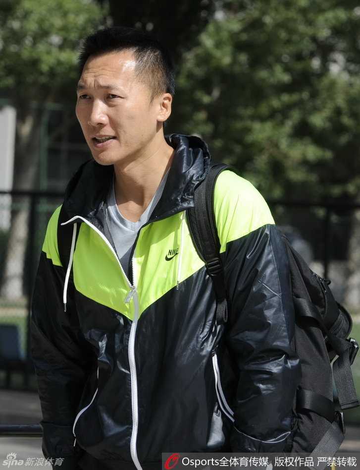 青岛男篮队员苏伟正在力量房进行核心力量训练，汗水浸湿了衣衫，他紧咬牙关，每一次发力都显得无比专注和刻苦。