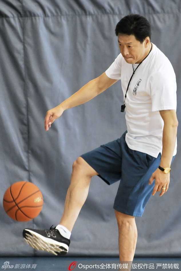 山西男篮队员葛昭宝在训练中接球后轻盈上篮，动作舒展流畅，眼神坚定，经过了NBA夏季联赛的洗礼，他显得更加自信和沉稳。