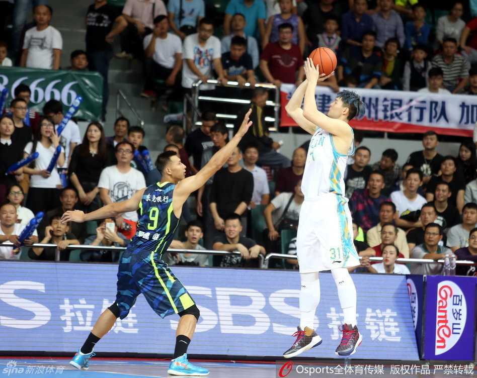 布泽尔与易建联场边紧急交流，两人手指战术板，仿佛两位将军在排兵布阵。