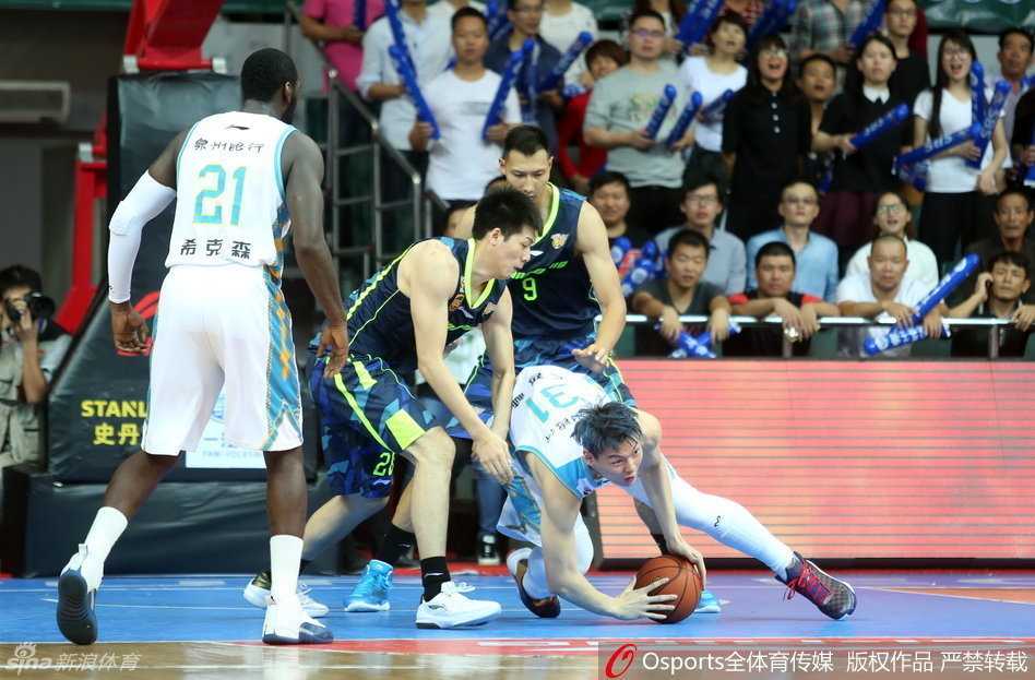 迷之微笑，易建联在布泽尔与斯隆的环绕下，流露出属于核心的从容与霸气。