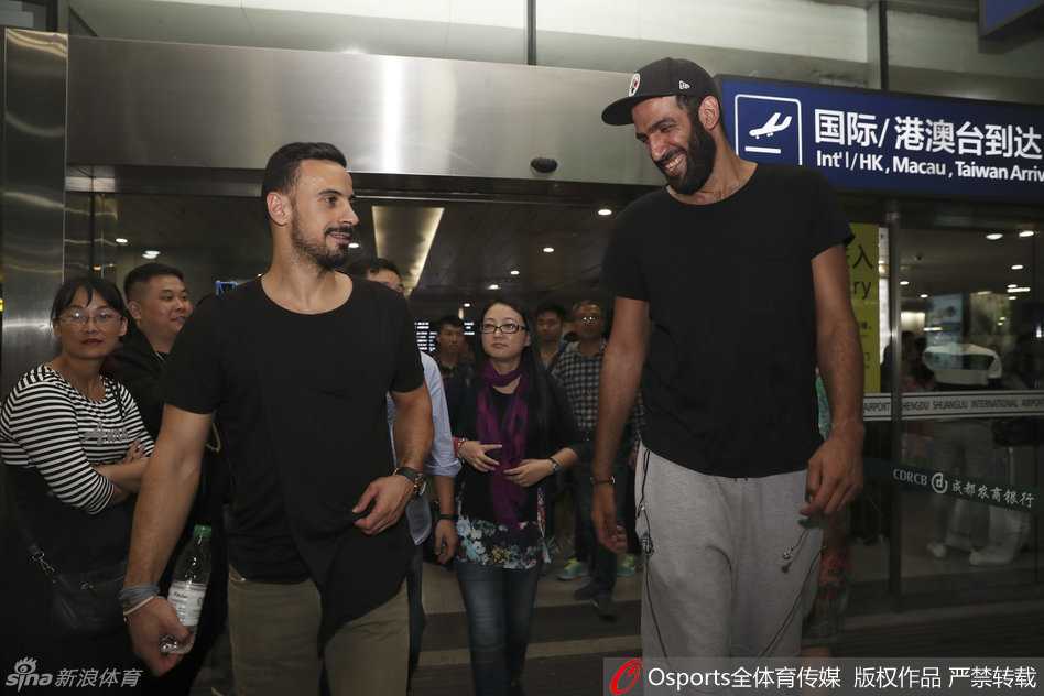 哈达迪被热情的四川球迷团团围住，他耐心地应对着每一个合影与签名的请求，现场气氛热烈而温馨，黄色的球迷服在人群中格外亮眼。