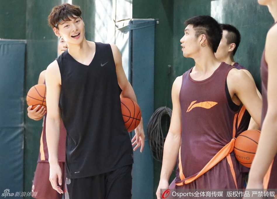 王者归来:王哲林换发型改运势,福建男篮训练课欢笑启航 王哲林在队友围观下完成势大力沉的双手灌篮,落地后仰天长啸,飘逸的长发在空中划出弧线,训练氛围瞬间被点燃。